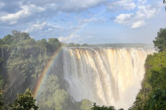 Victoria Falls Airport Transfer to Vic Falls Town, Hotel, Lodge - How the airport meeting works, from the name sign to luggage help