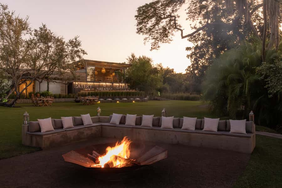 Victoria Falls: Sunset Cruise and Dinner at The Eatery - Drinks, wines, and the cash bar reality check